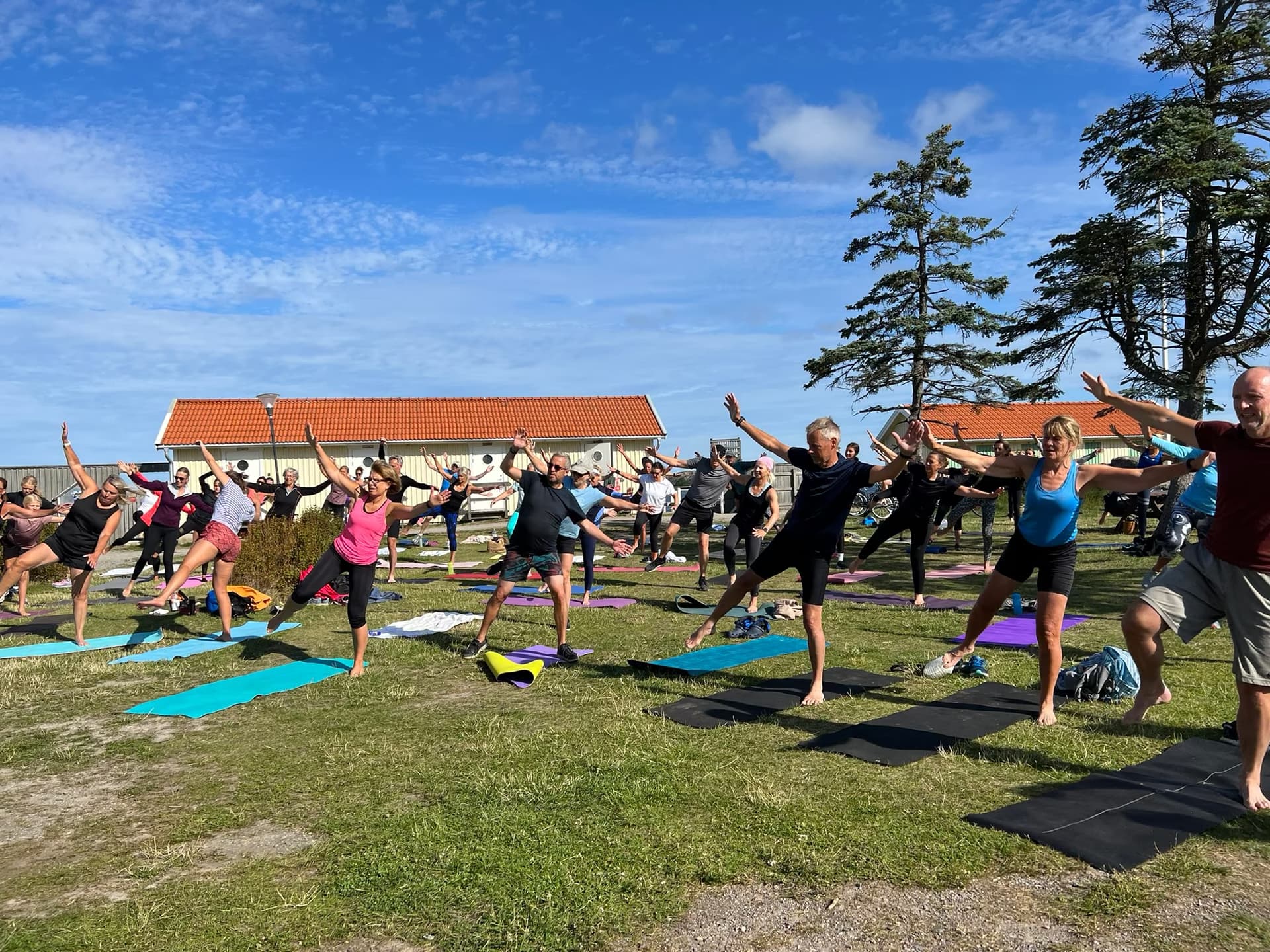 Medlemmar tränar tillsammans i ljus gymlokal på Hälsan i Fjällbacka